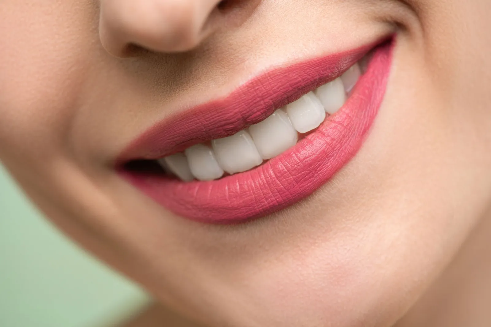 Sonrisa luminosa de una paciente